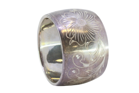 Argola de guardanapo em prata de forma concava e gravados com motivos florais.